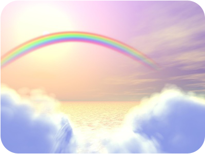 Regenbogen über sonnigem Wolkenhimmel