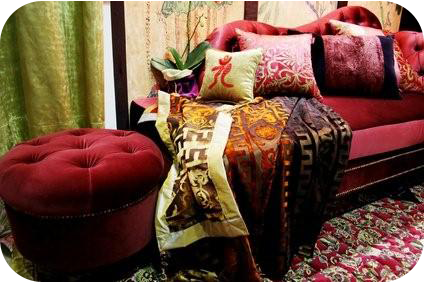 Rotes Sofa mit Chinesischen Kissen